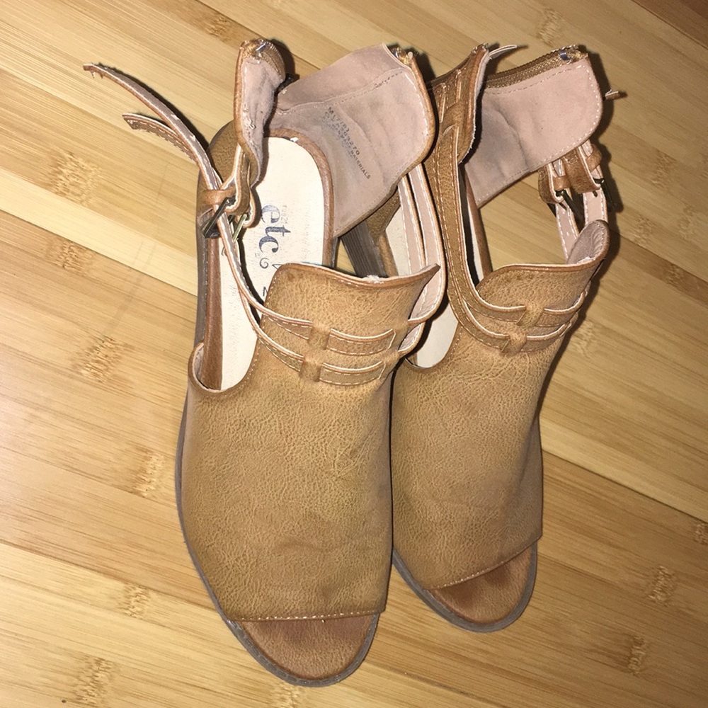 Classy and comfortable tan shoes. Size 7/8. M.